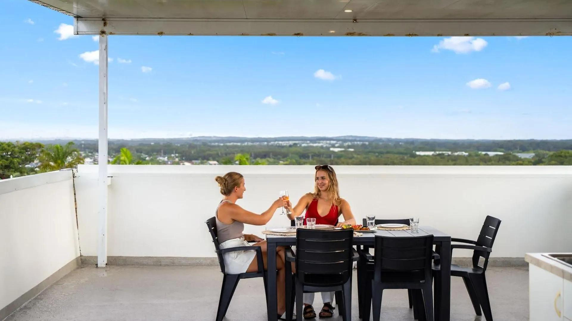 Headland Horizons Rooftop Retreat In Alex Alexandra Headland Apartment